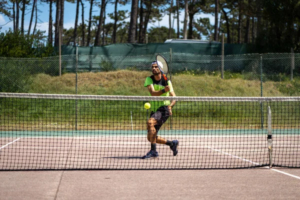 Jugador Tenis Realizando Lanzamiento Cancha — Foto de Stock