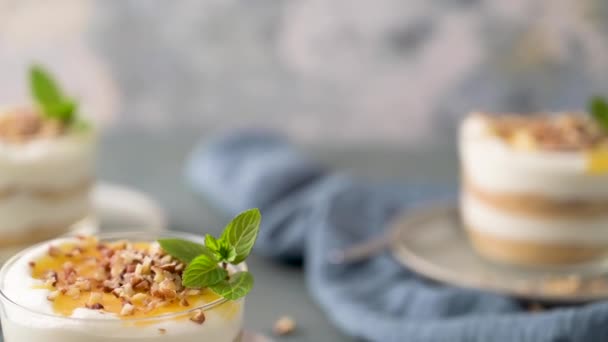 Natas Ceu是一种传统的葡萄牙甜点 用勺子吃 — 图库视频影像