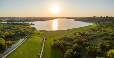 Agueda, Aveiro, Portekiz 'de gün batımında Pateira de Espinhel' in hava manzarası.