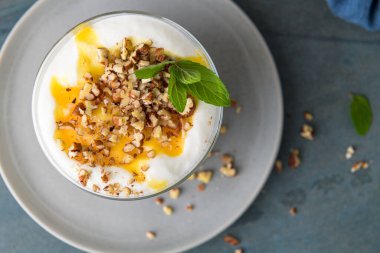 Natas do Ceu, kaşık ile yenen geleneksel bir Portekiz tatlısıdır..