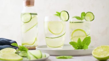 Limon, salatalık ve limon yapraklarıyla tatlandırılmış su..