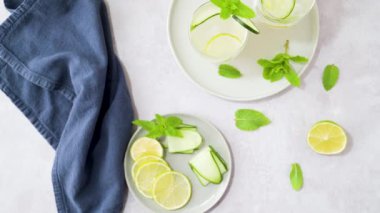 Limon, salatalık ve limon yapraklarıyla tatlandırılmış su..