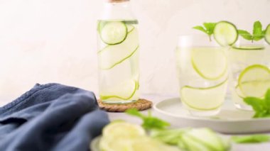 Limon, salatalık ve limon yapraklarıyla tatlandırılmış su..