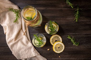 Limon, salatalık ve biberiye yapraklı su..