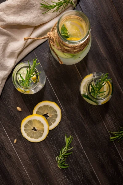 Water Flavored Lemon Cucumber Rosemary Leaves — Foto de Stock