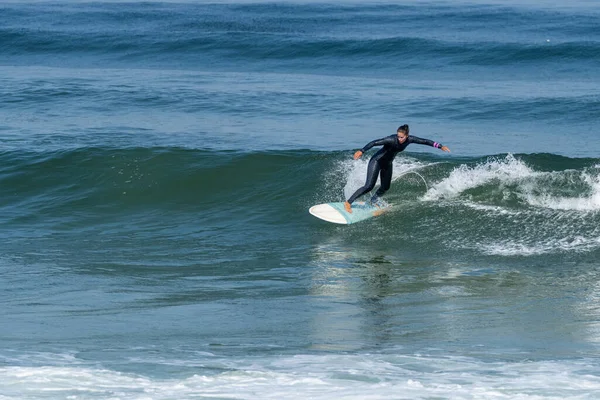 Surfer Girl Riding Wave Hot Sunny Day Furadouro Beach Ovar — Foto de Stock