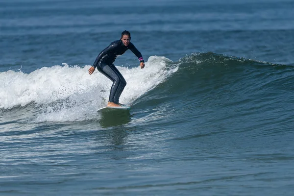 Surfer Girl Riding Wave Hot Sunny Day Furadouro Beach Ovar — стоковое фото