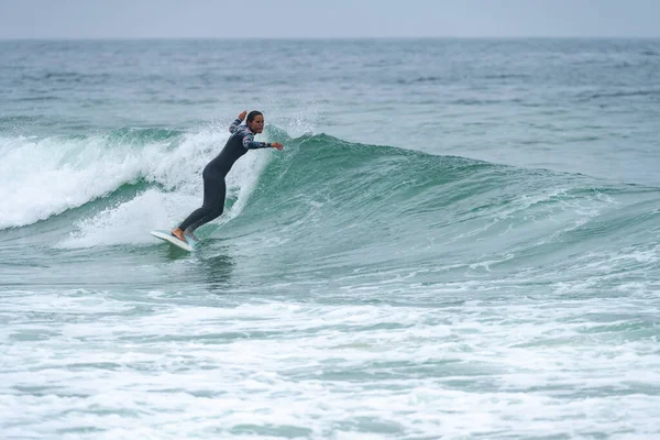 Surfer Girl Riding Wave Foggy Morning Furadouro Beach Ovar Portugal — Fotografia de Stock