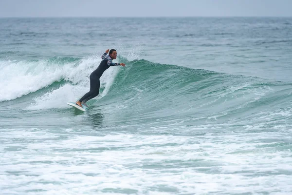 Surfer Girl Riding Wave Foggy Morning Furadouro Beach Ovar Portugal — Stockfoto