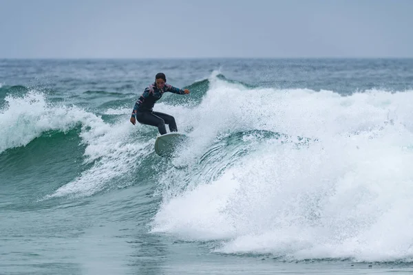 Surfer Girl Riding Wave Foggy Morning Furadouro Beach Ovar Portugal — 스톡 사진