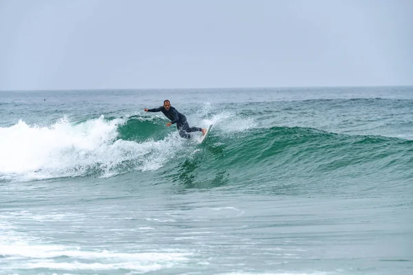 Surfer Riding Wave Foggy Morning Furadouro Beach Ovar Portugal — Zdjęcie stockowe