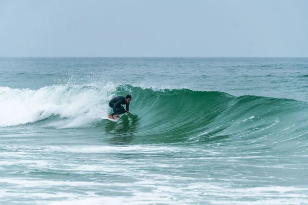 Surfer Riding Wave Foggy Morning Furadouro Beach Ovar Portugal — Stockfoto