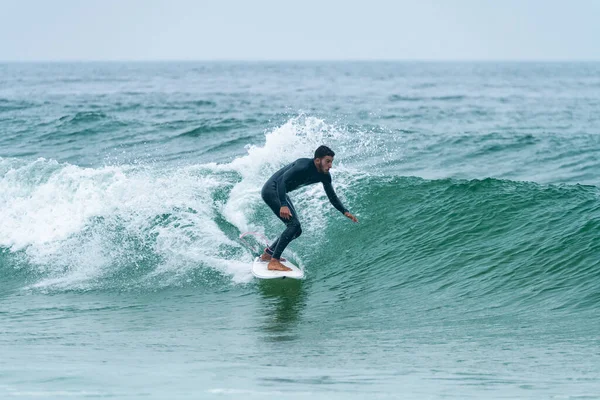 Surfer Riding Wave Foggy Morning Furadouro Beach Ovar Portugal — стоковое фото