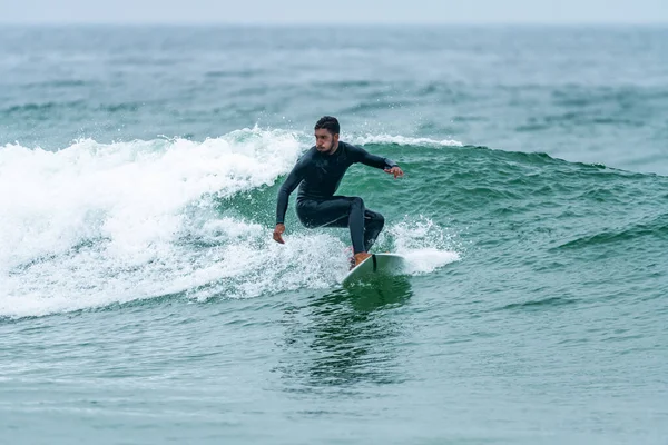 Surfer Riding Wave Foggy Morning Furadouro Beach Ovar Portugal — Stock fotografie