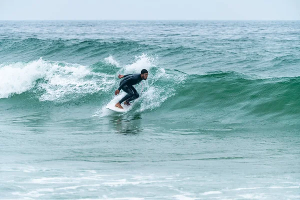 Surfer Riding Wave Foggy Morning Furadouro Beach Ovar Portugal — Φωτογραφία Αρχείου
