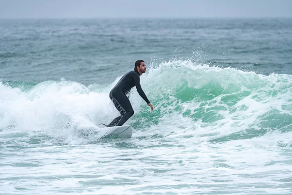 Surfer Riding Wave Foggy Morning Furadouro Beach Ovar Portugal —  Fotos de Stock