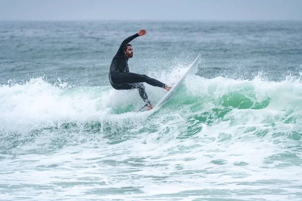 Surfer Riding Wave Foggy Morning Furadouro Beach Ovar Portugal —  Fotos de Stock