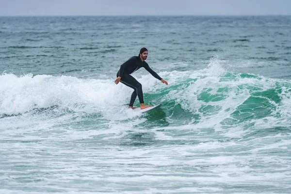Surfer Riding Wave Foggy Morning Furadouro Beach Ovar Portugal — Foto de Stock