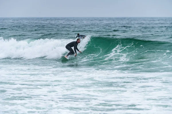 Surfer Riding Wave Foggy Morning Furadouro Beach Ovar Portugal —  Fotos de Stock