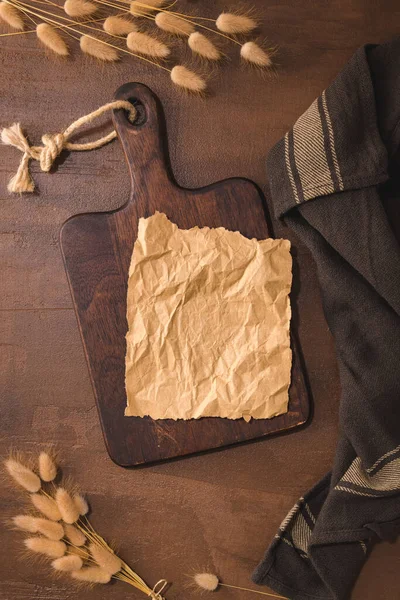 Crumpled Paper Wooden Cutting Board Brown Moody Rustic Kitchen Countertop — Foto de Stock