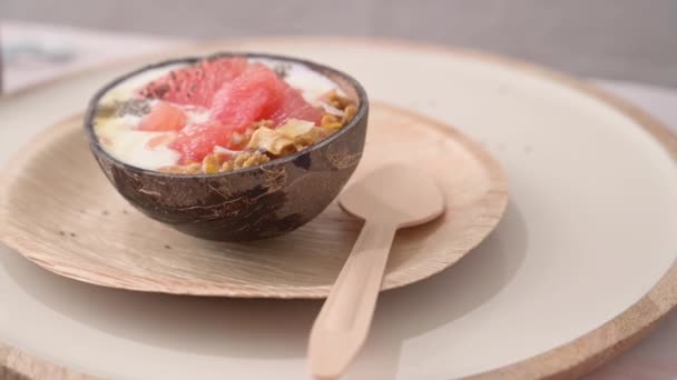 Йогурт Грейпфрутом Гранолою Чіа Медом Подається Половині Кокосової Оболонки Стільниці — стокове відео