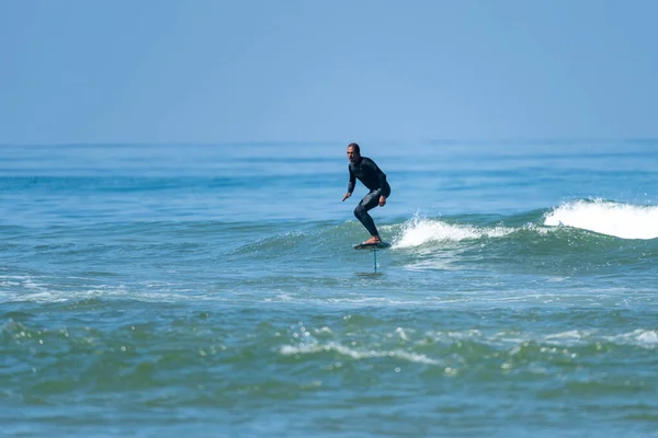 Muž Středního Věku Který Moři Jasného Slunného Dne Dělá Surfování — Stock fotografie