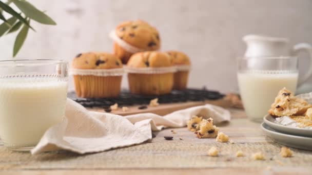 Chocolate Chip Muffins Milk Served Glass Cups White Kitchen Countertop — Videoclip de stoc