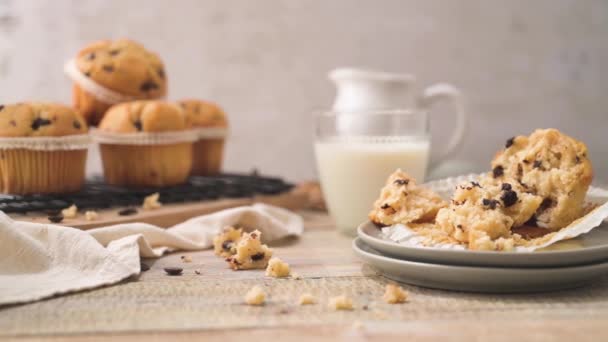 Chocolate Chip Muffins Milk Served Glass Cups White Kitchen Countertop — Vídeos de Stock