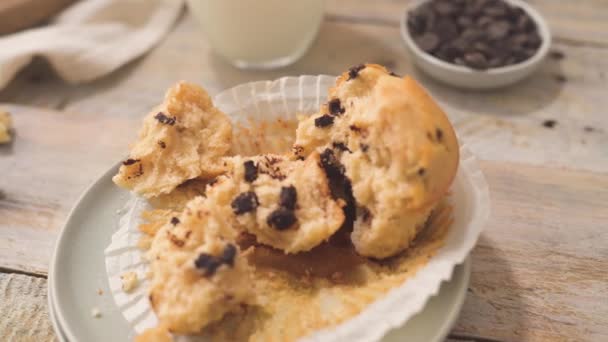 Chocolate Chip Muffins Milk Served Glass Cups White Kitchen Countertop — Videoclip de stoc