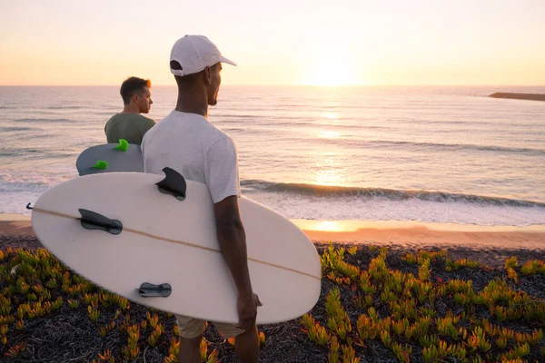 Surfers Watching Waves Sunset Top Sand Dune Maceda Ovar Portugal — Stock fotografie