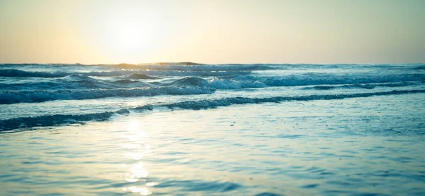 海滩上有日落的风景 — 图库照片