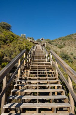 Coentral Grande, Castanheira de Pera, Portekiz 'deki Ribeira de Quelhas geçidi manzarası.
