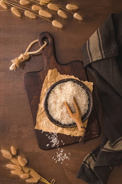 Riz Grains Longs Dans Bol Céramique Avec Une Cuillère Bois — Photo