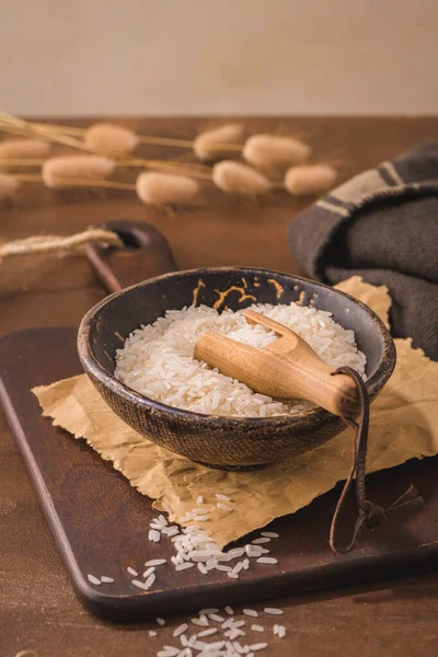 Riz Grains Longs Dans Bol Céramique Avec Une Cuillère Bois — Photo