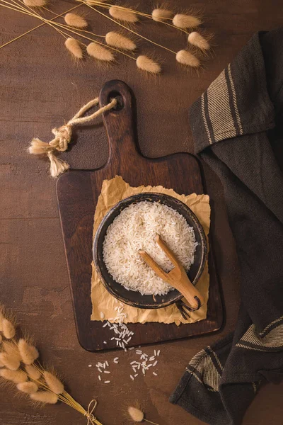 Riz Basmati Dans Bol Céramique Avec Une Cuillère Bois Sur — Photo