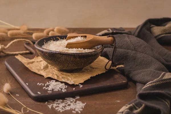 Arroz Basmati Cuenco Cerámica Con Cuchara Madera Encimera Rústica — Foto de Stock