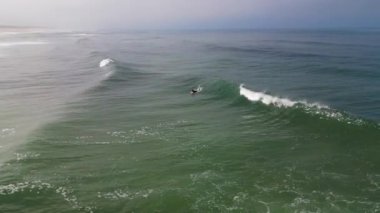 Dalgalı denizde sörfçü Murtosa, Aveiro - Portekiz.