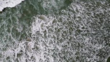 Dalgalı denizde sörfçü Murtosa, Aveiro - Portekiz.