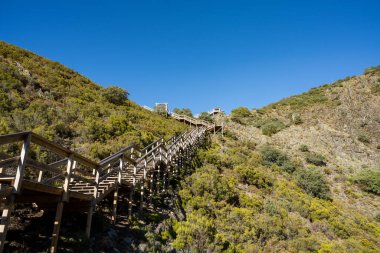Coentral Grande, Castanheira de Pera, Portekiz 'deki Ribeira de Quelhas geçidi manzarası.