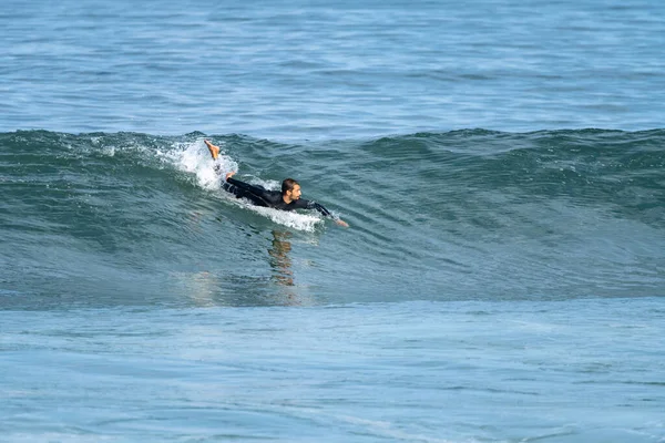 Surfer Paardrijden Golven Met Een Kort Bord Furadouro Strand Portugal — Stockfoto