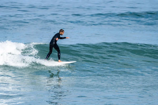 葡萄牙弗拉杜罗海滩 冲浪选手带着短板冲浪 人们在大海里捕捉海浪 冲浪水上运动 — 图库照片