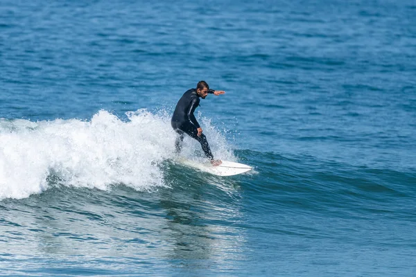 Surfista Che Cavalca Onde Con Una Pensione Corta Nella Spiaggia — Foto Stock