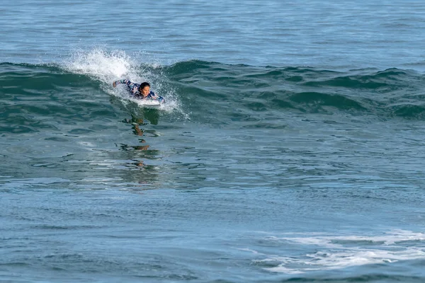 Surfer Girl Riding Wave Hot Sunny Day Furadouro Beach Ovar — 图库照片