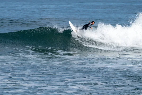 Surfer Girl Riding Wave Hot Sunny Day Furadouro Beach Ovar — Stockfoto