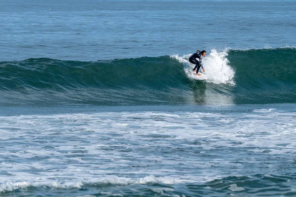 Surfer Girl Riding Wave Hot Sunny Day Furadouro Beach Ovar — Foto Stock