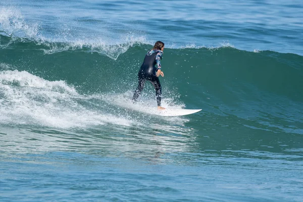 Surfer Girl Riding Wave Hot Sunny Day Furadouro Beach Ovar — Foto Stock