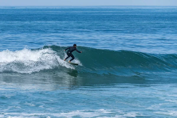 Fale Surfingowe Krótkim Deską Plaży Furadouro Portugalii Mężczyźni Łapią Fale — Zdjęcie stockowe