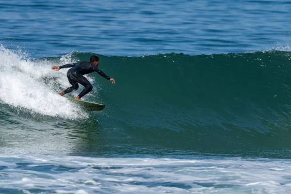 Fale Surfingowe Krótkim Deską Plaży Furadouro Portugalii Mężczyźni Łapią Fale — Zdjęcie stockowe