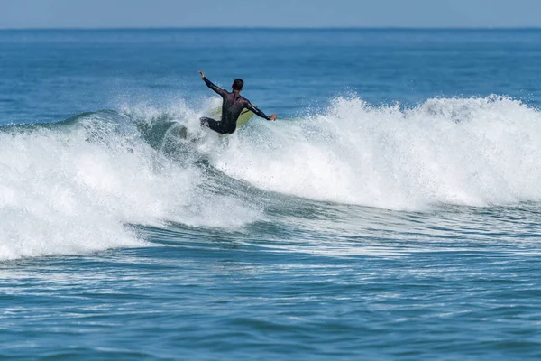 Surfista Che Cavalca Onde Con Una Pensione Corta Nella Spiaggia — Foto Stock