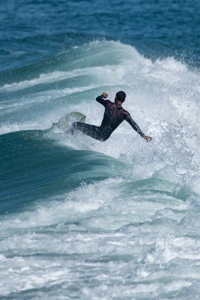 葡萄牙弗拉杜罗海滩 冲浪选手带着短板冲浪 人们在大海里捕捉海浪 冲浪水上运动 — 图库照片